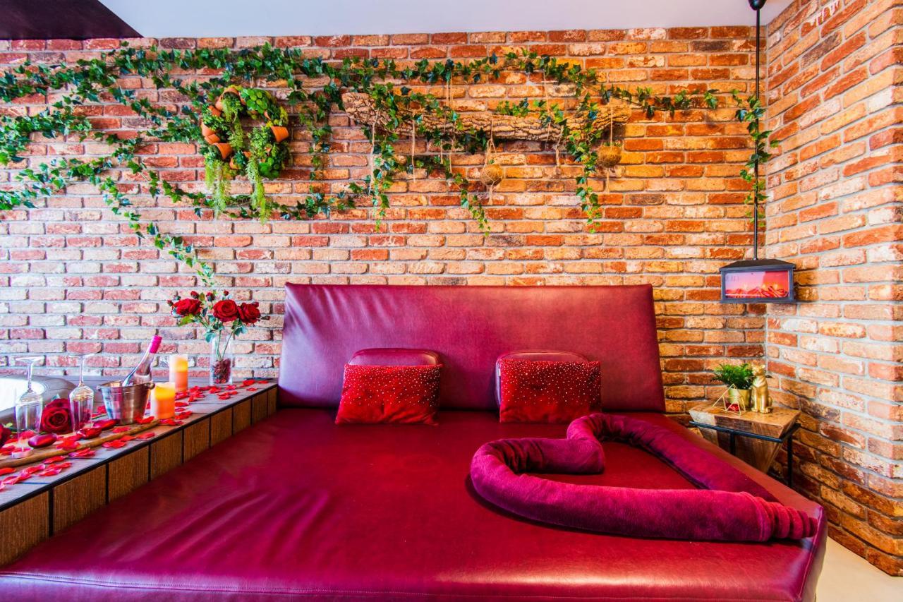 Nest: Luxurious Red With Jacuzzi & Ev Charger Apartma