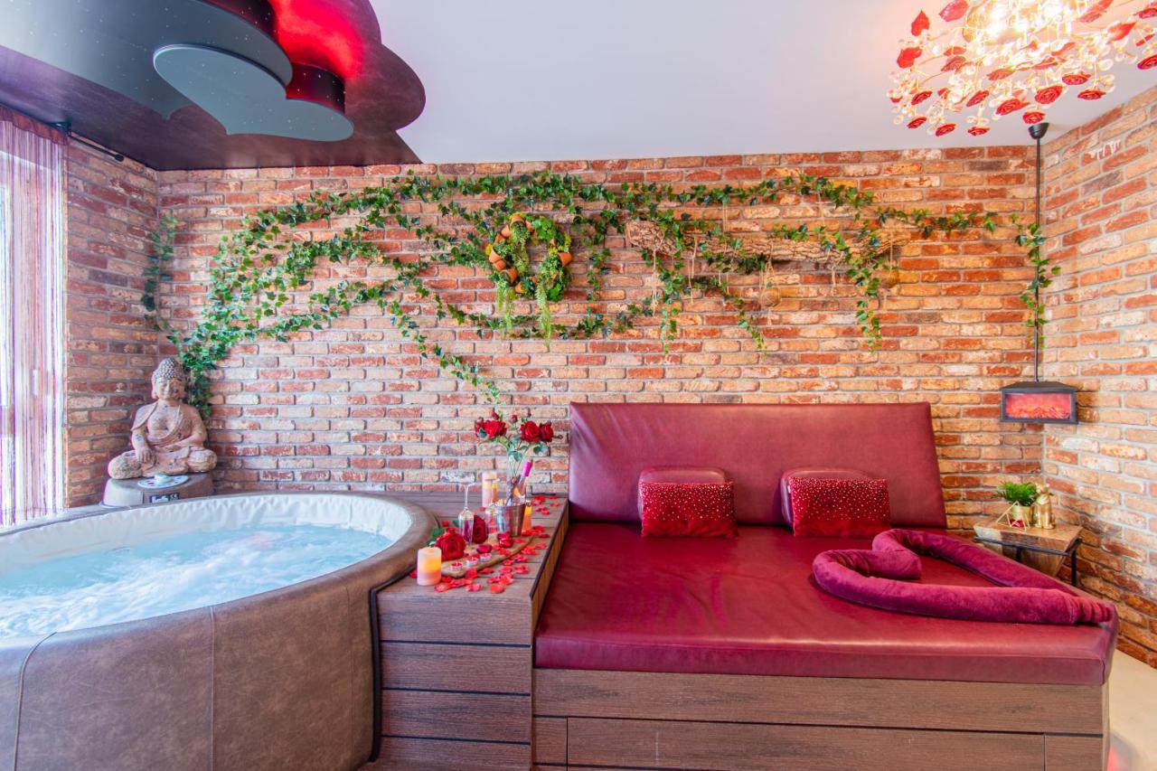 Jacuzzi - - Bdsm - Extra Luxury - Ev Chargger - Valentine's Day - Red - Flexible Selfcheckins 28 *