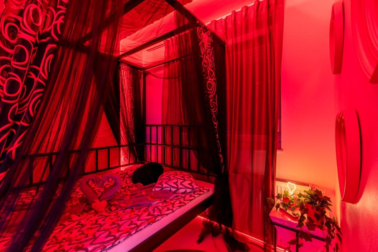 Apartma Nest: Luxurious Red With Jacuzzi & Ev Charger