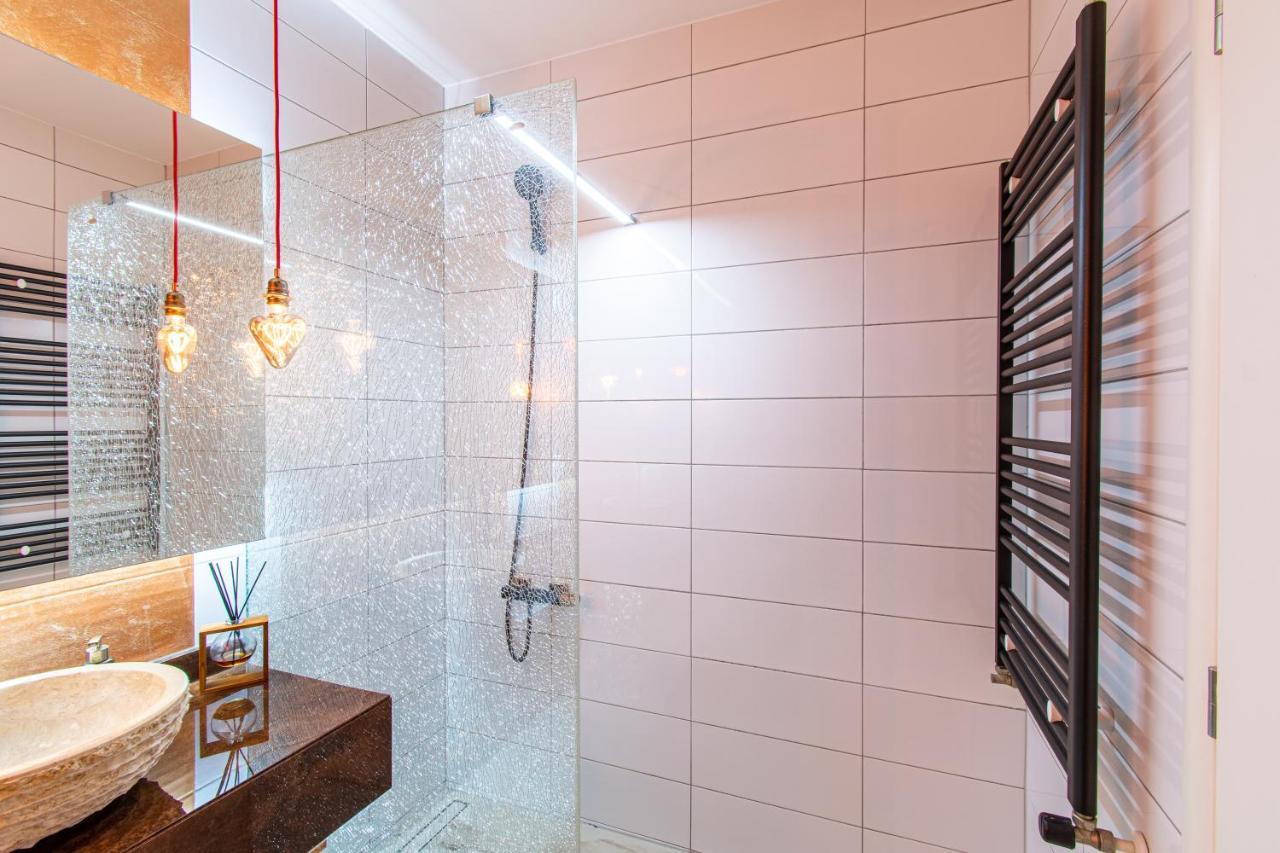 Nest: Luxurious Red With Jacuzzi & Ev Charger *