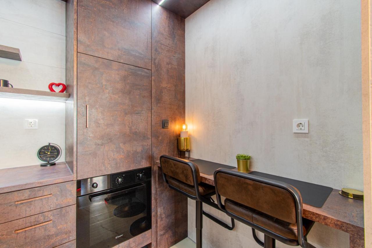 Nest: Luxurious Red With Jacuzzi & Ev Charger * Zagreb