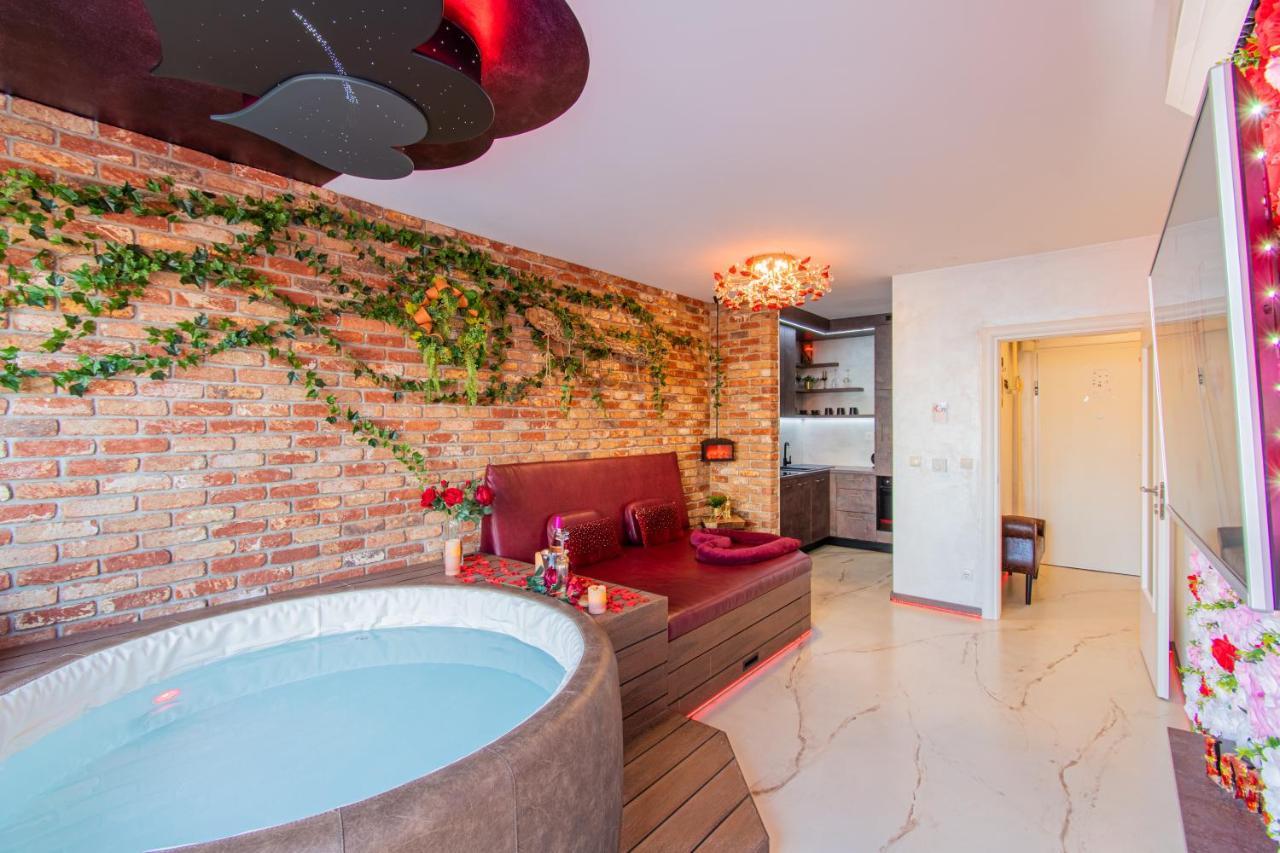 Jacuzzi - - Bdsm - Extra Luxury - Ev Chargger - Valentine's Day - Red - Flexible Selfcheckins 28 *