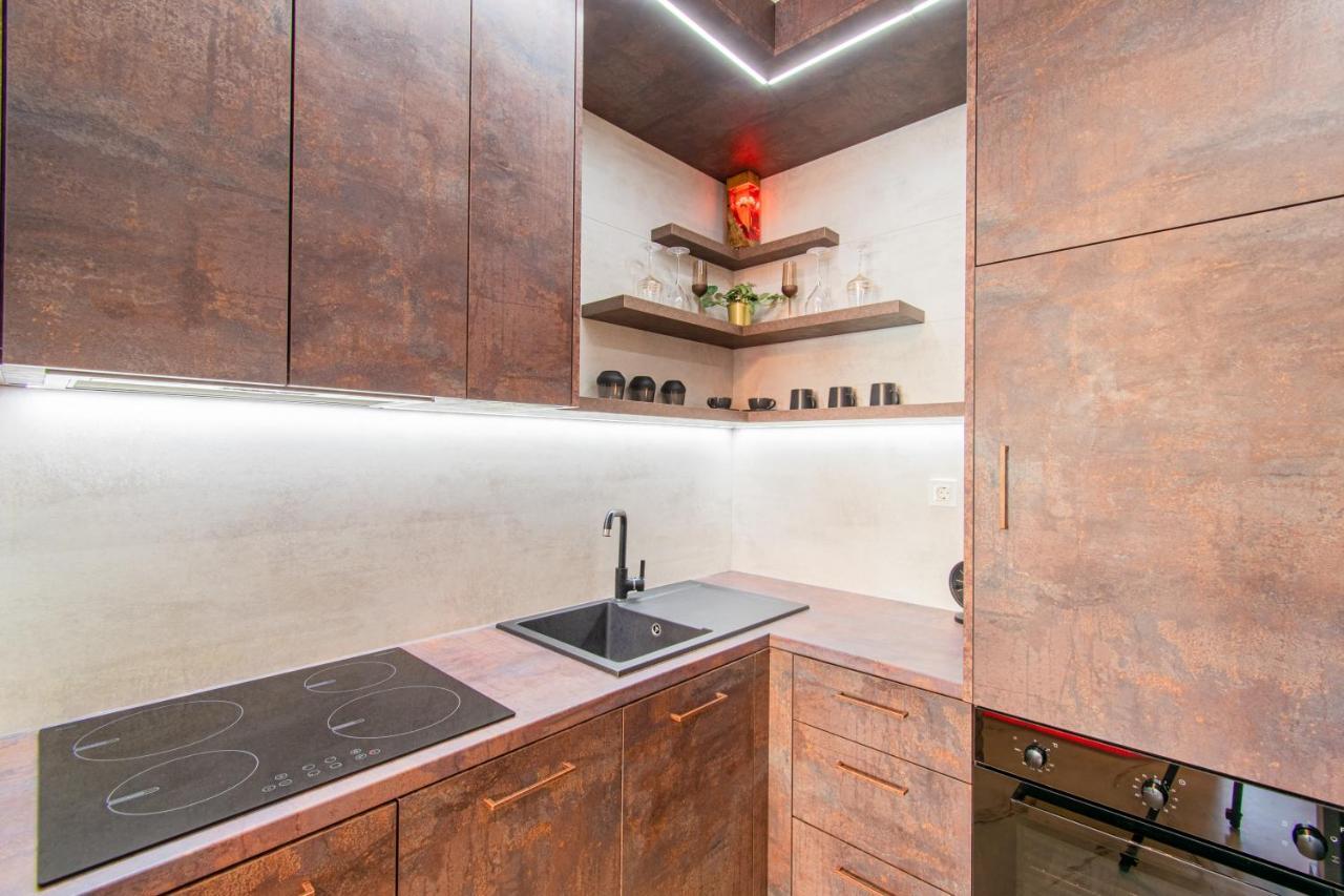Apartma Nest: Luxurious Red With Jacuzzi & Ev Charger