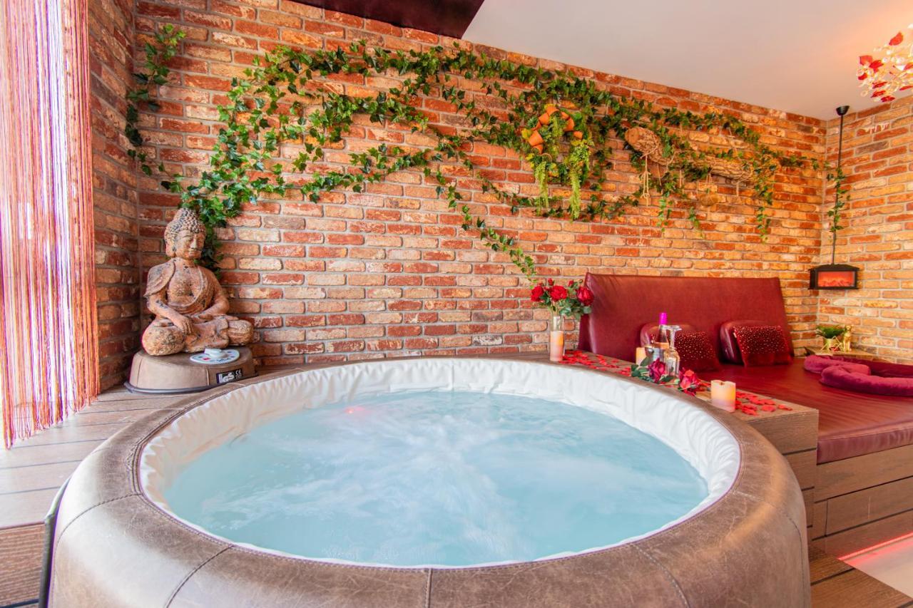 Nest: Luxurious Red With Jacuzzi & Ev Charger Apartma *