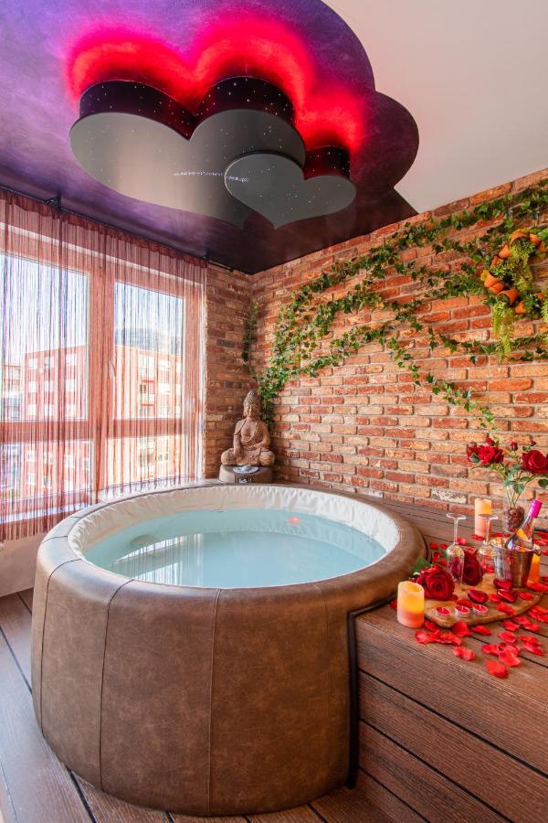 Apartma Nest: Luxurious Red With Jacuzzi & Ev Charger *
