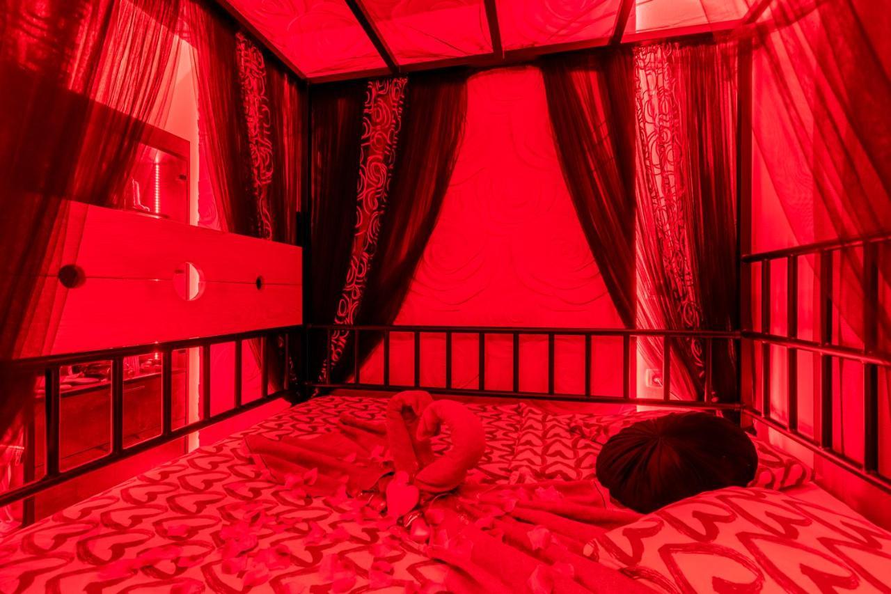 Apartma Nest: Luxurious Red With Jacuzzi & Ev Charger *