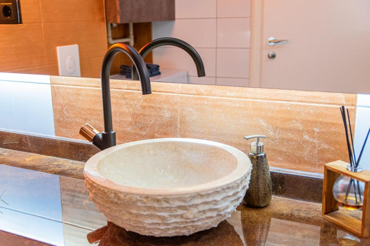 Apartma Nest: Luxurious Red With Jacuzzi & Ev Charger