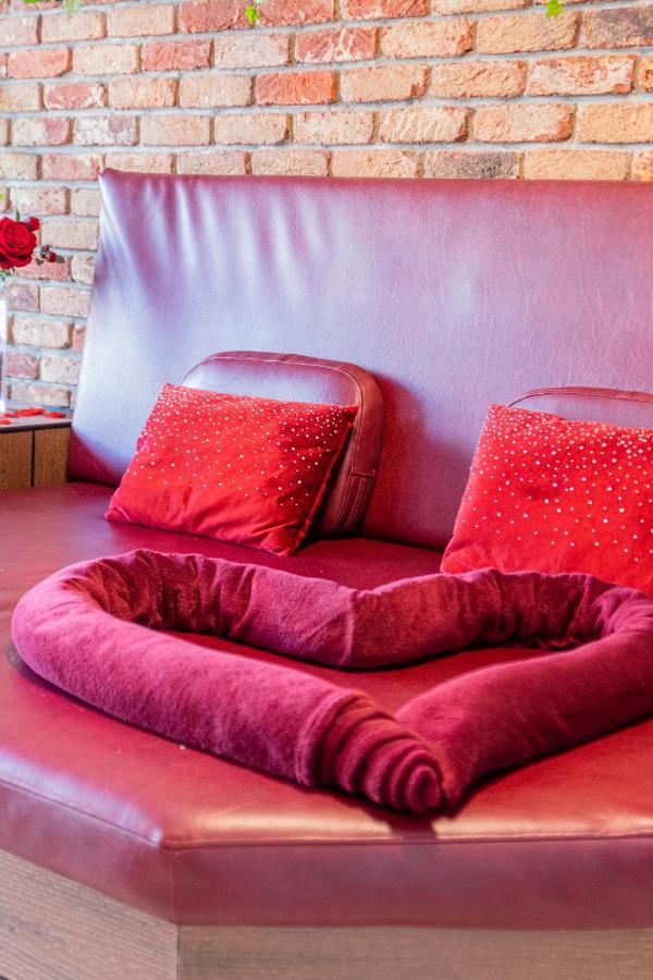 Nest: Luxurious Red With Jacuzzi & Ev Charger Apartma
